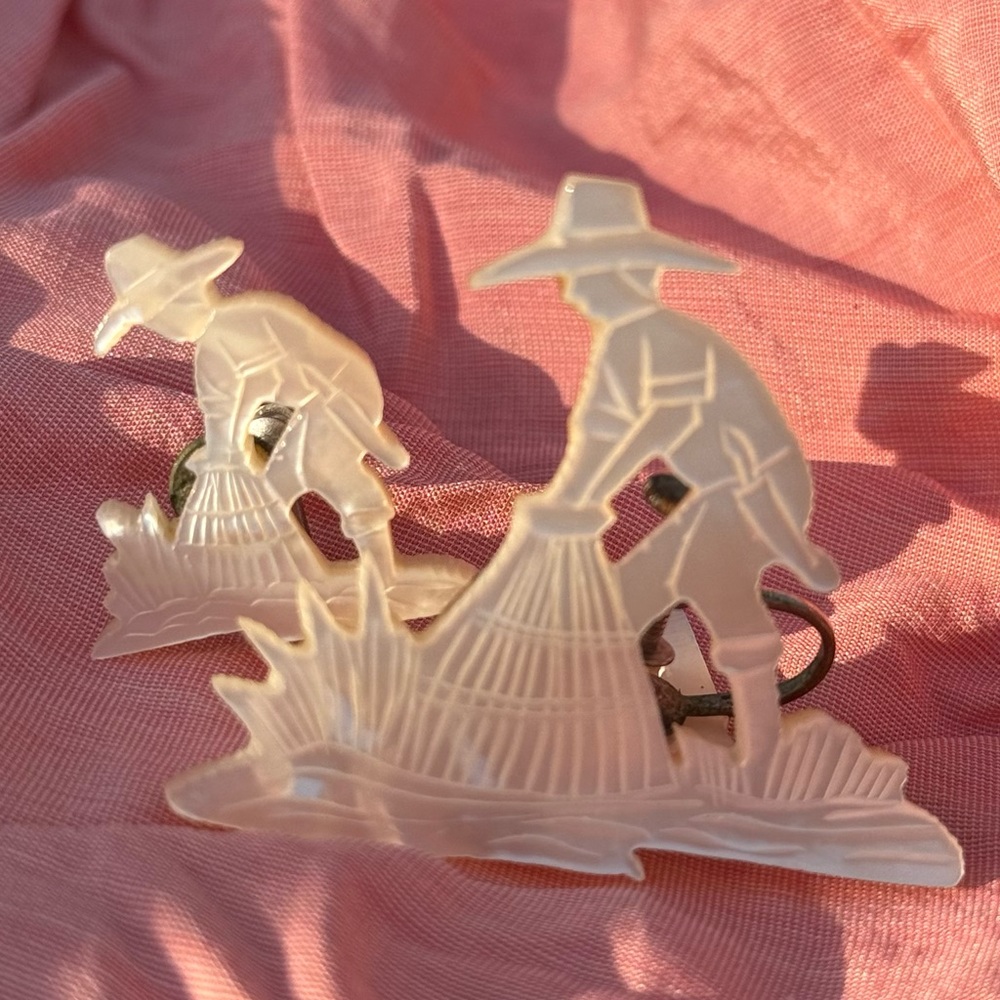 Mother of Pearl Brooch & Earrings Very Vintage